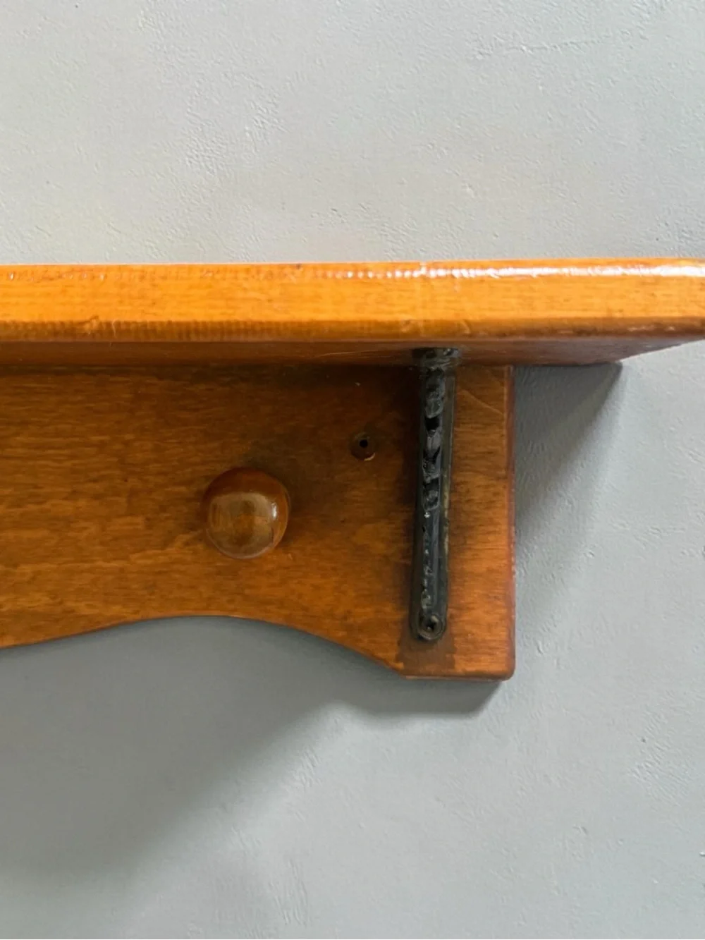 Vtg Wooden Wall Shelf w/ Knobs and Floral Metal Brackets 22” Country Cottage